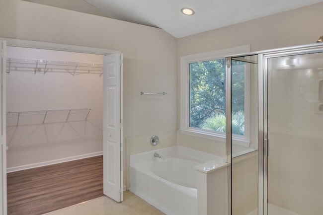 Building Photo - 207 Essex Dr