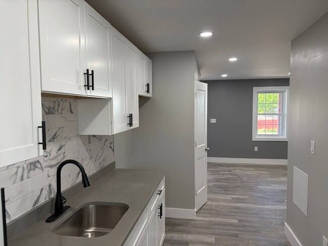 Building Photo - Fully Renovated 2 Bed 1 Bath Townhouse Style Row Home Now Available