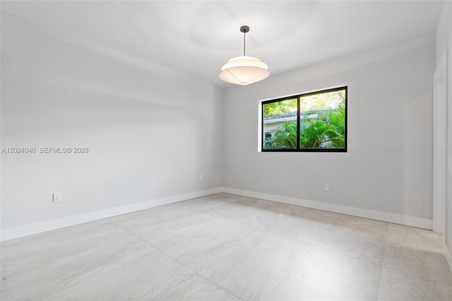 Building Photo - 550 S Shore Dr