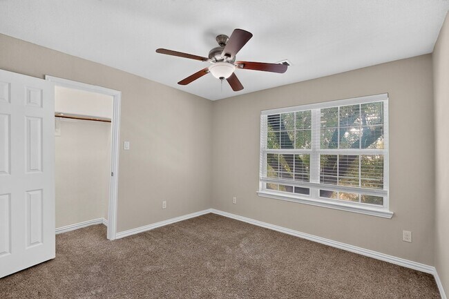 Building Photo - 829 Summercreek Dr