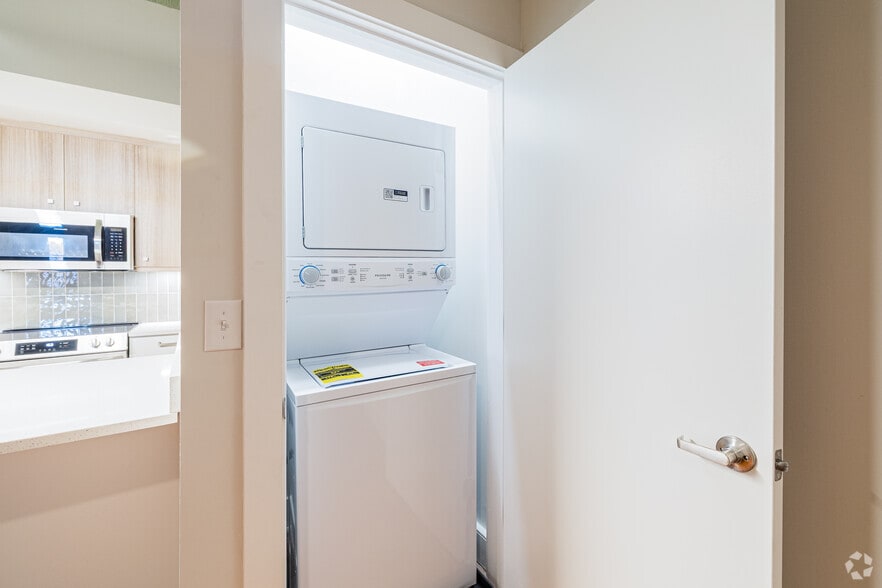 2BR, 2BA - 994SF - Laundry - 2 E Broad St