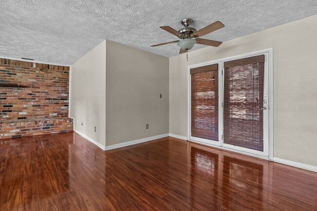 Building Photo - Great Location and Access to Interstate!
