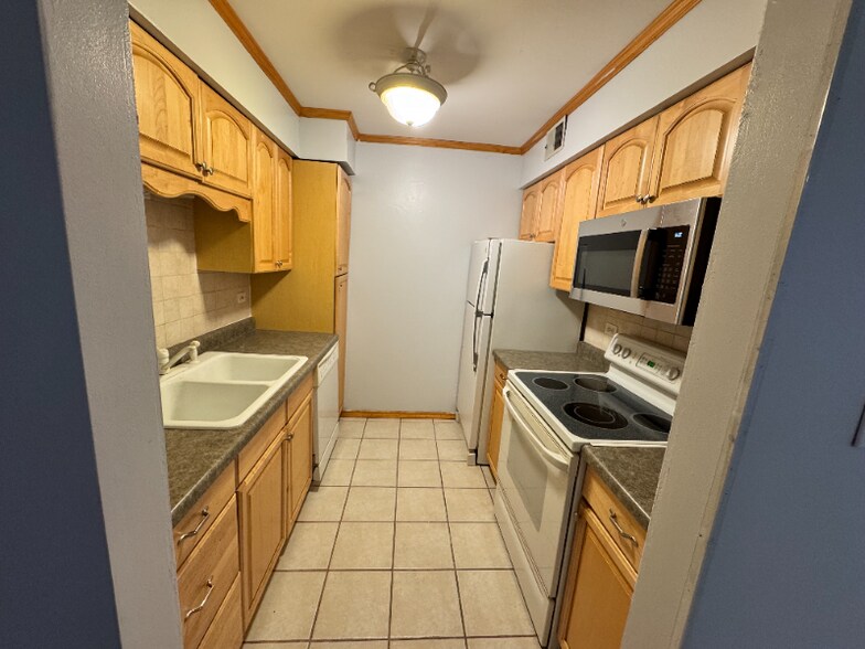 Building Photo - 6139 Knoll Wood Rd