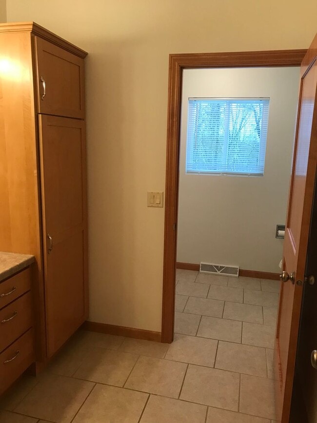 Building Photo - 2100 River Point Ct