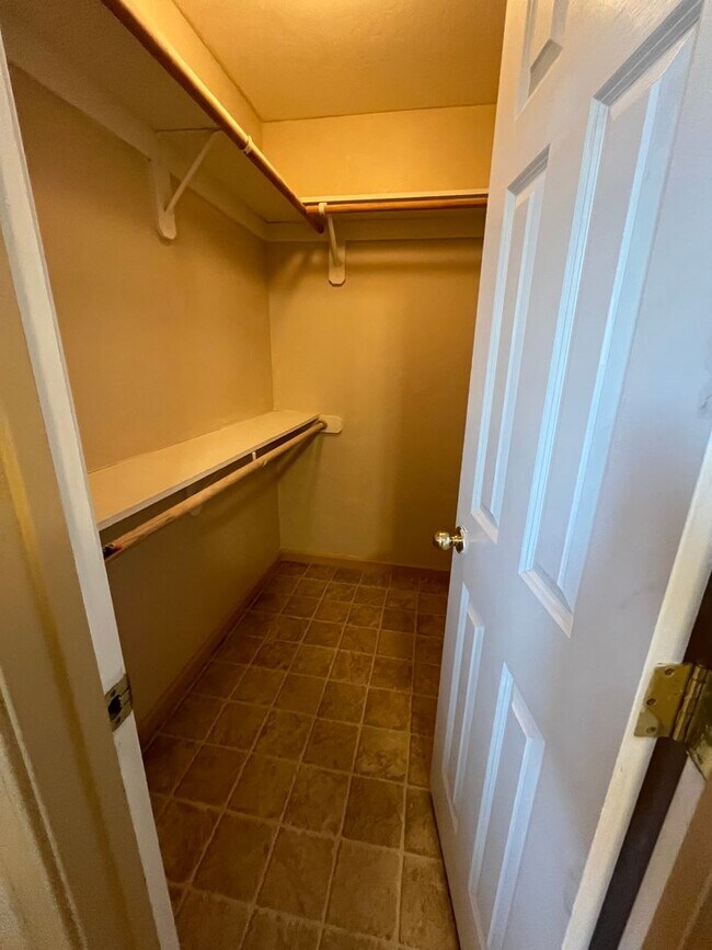 Building Photo - Charming home for rent in Visalia