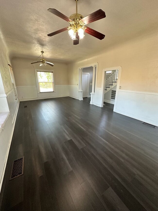Building Photo - Charming home for rent in Hanford