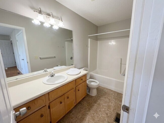 Building Photo - RATE DROP ALERT (was $1625/month) and MOVE-IN SPECIAL: $500 OFF 1ST MONTH'S RENT!**