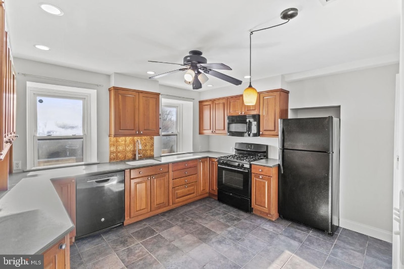 Building Photo - 625 Summit St