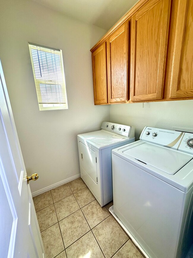 Building Photo - 5383Flowing Spring Street, Las Vegas, Nevada 89122