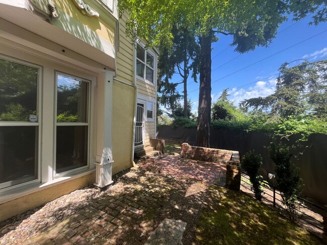 Building Photo - Charming 3 Bed 3.5 Bath home in Southwest ...
