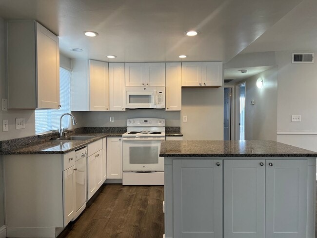 Building Photo - NICE 2 BEDROOM DUPLEX W/ 2 CAR GARAGE!