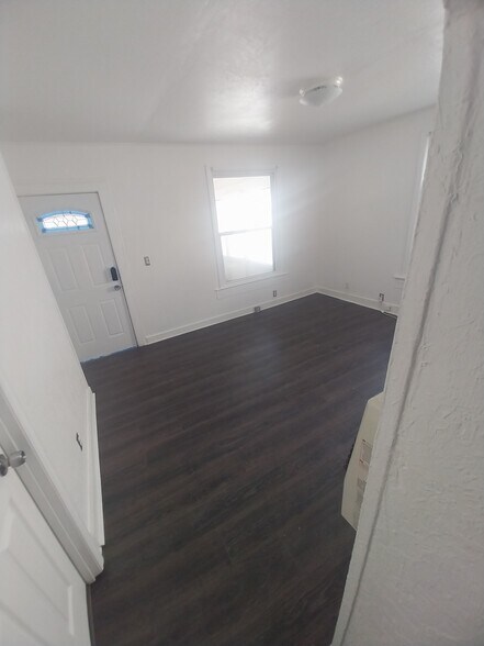 Building Photo - 211 S Oleander Ave