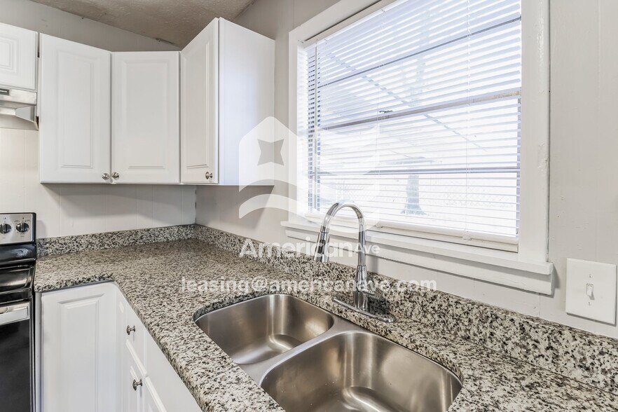 Building Photo - 1801 Graham Rd