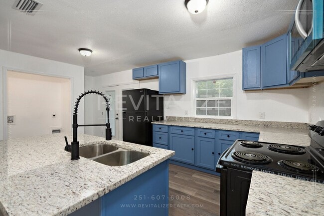 Building Photo - Fully Renovated 3/2 in West Mobile!