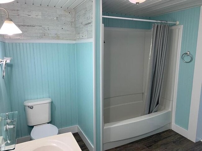Building Photo - Gorgeous 4 bedroom 2 bath house with one s...