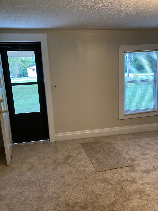 Building Photo - 5542 Meadowbrook Dr