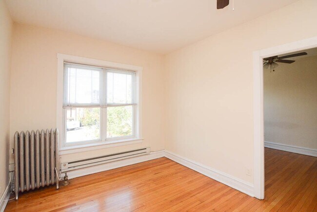 Building Photo - 958 W Cornelia Ave