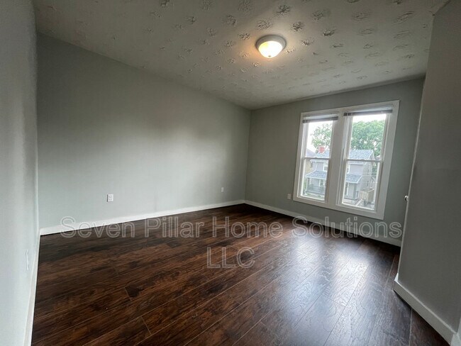 Building Photo - 114 Dana Ave