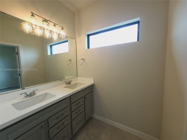 Building Photo - 2820 Troubadour St
