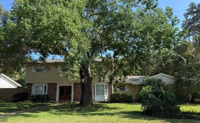 Building Photo - Gulf Breeze - Proper - 5 bedroom, 3.5 bathroom with pool and lawn care included