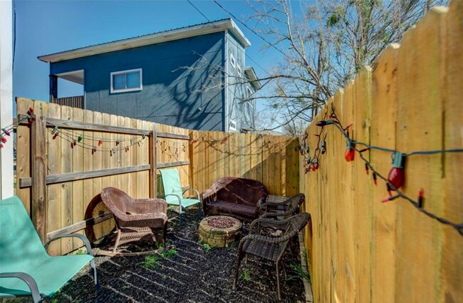 Building Photo - 806 Nimitz St