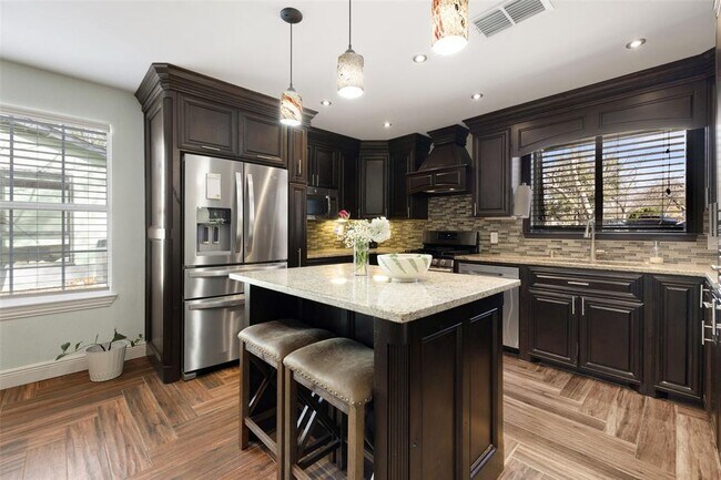 Building Photo - 1501 Broadmoor Dr