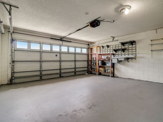 Building Photo - Beautiful 3-bedroom 2-bathroom house in th...