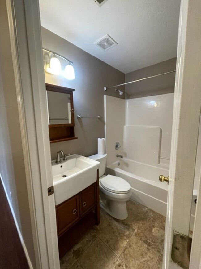 Building Photo - Knoxville 37932 - 4 bedroom, 2 bath home, ...