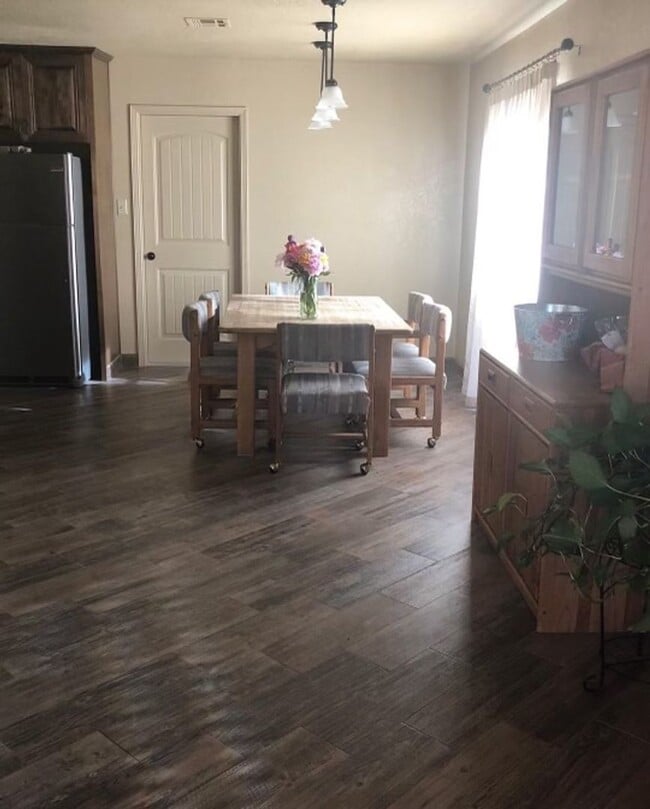 Building Photo - Adorable Home Centrally located in Loma He...