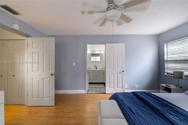Building Photo - 10600 La Placida Dr