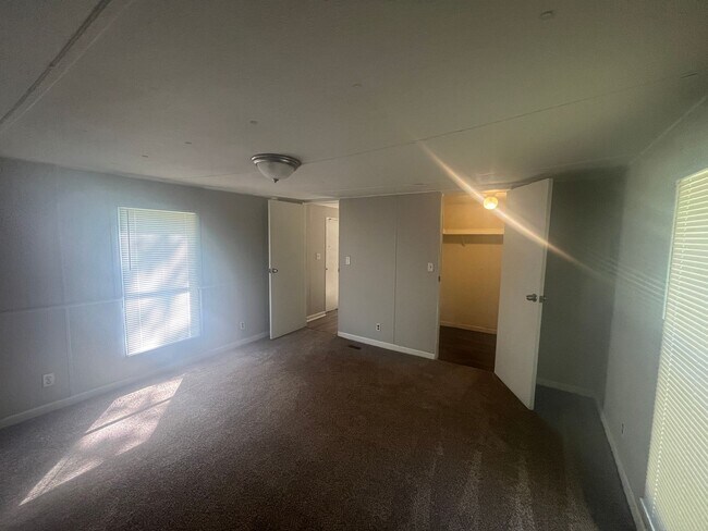 Building Photo - Large 2 br 2bath