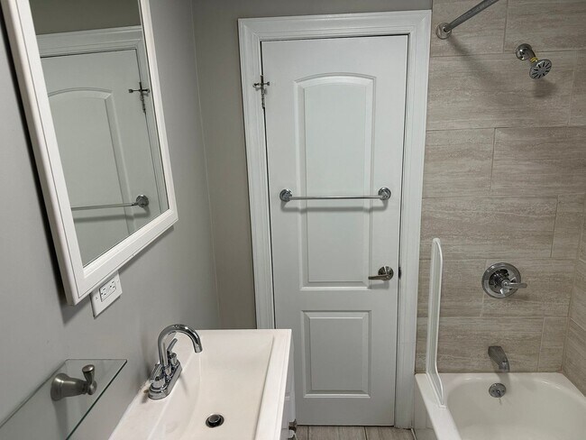 Building Photo - 3 Bedroom Townhome Near Little Italy