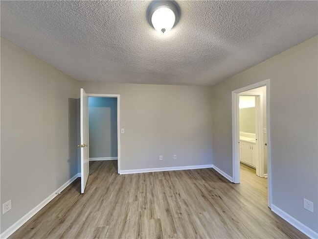 Building Photo - 5022 Hawthorne Ct