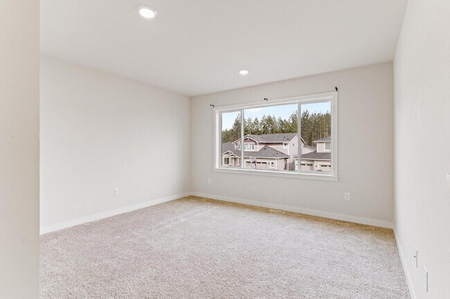 Building Photo - Bueaitful 4 bedroom home with 1 bed 1 bath MIL!