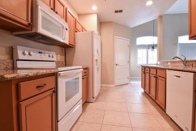 Building Photo - Beautiful 3 Bedroom 2.5 Bath 2 Story Key W...