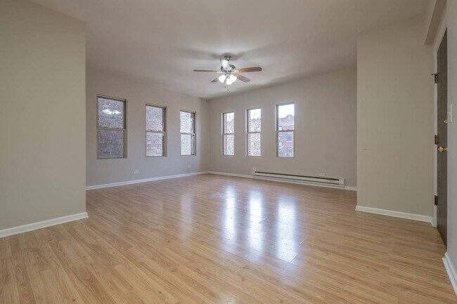 Building Photo - 5511 N Kenmore Ave