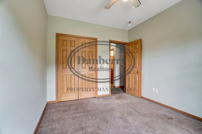 Building Photo - 1117 N Byrne Rd
