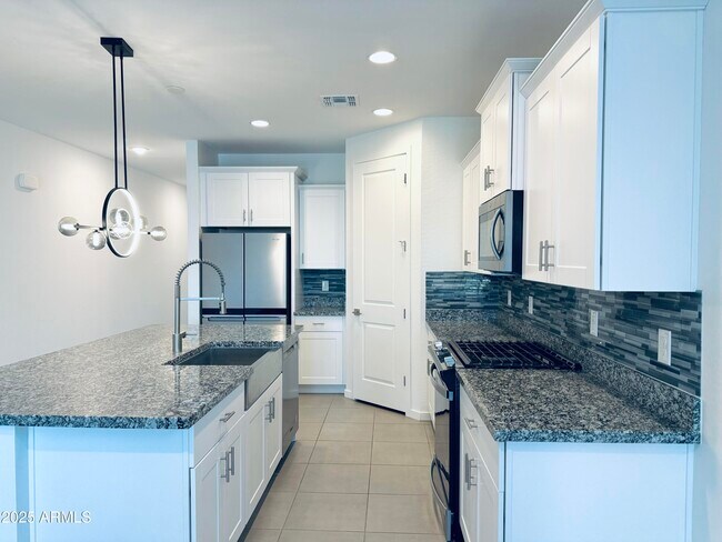 Building Photo - 12647 W Country Club Trail