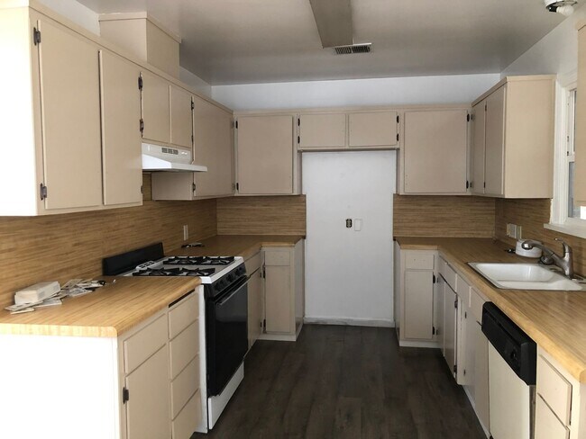 Building Photo - 801 S Bradley St