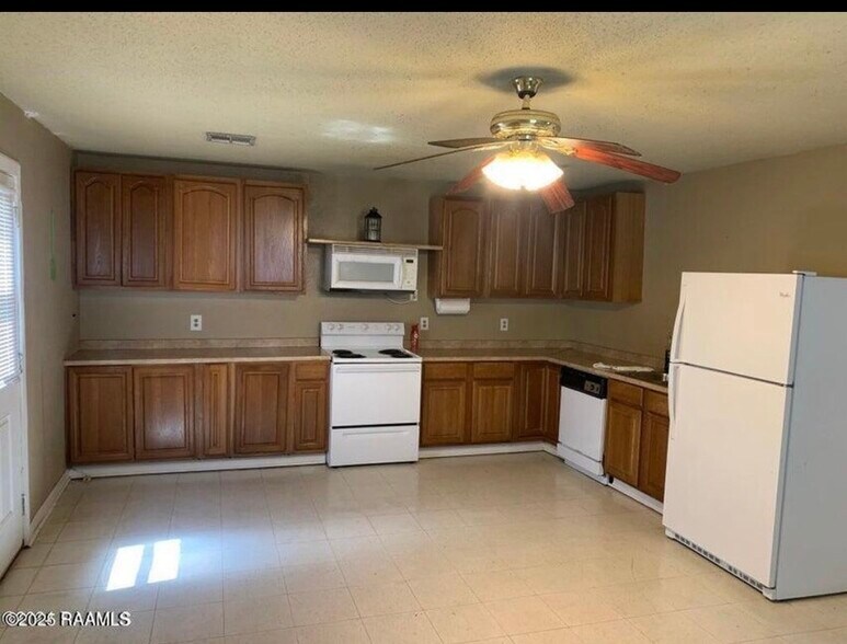 Building Photo - 1003 School St