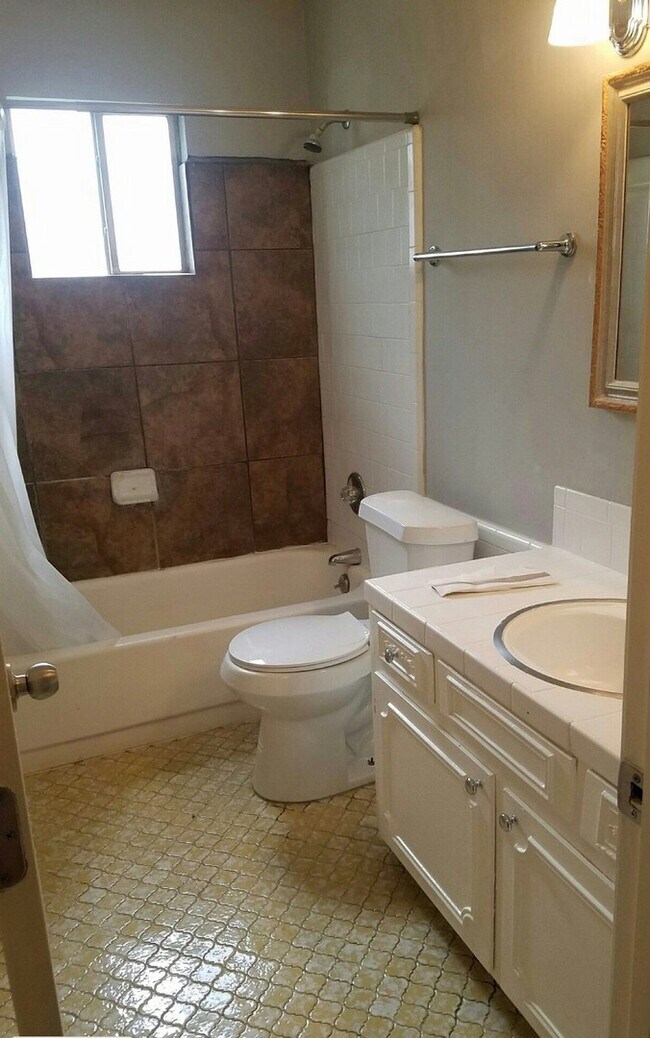 Building Photo - 4018 Strathmore Dr