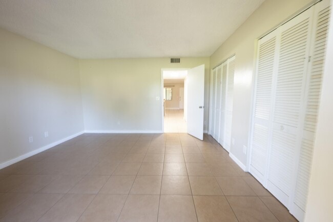 Building Photo - 1809 Meadows Cir W