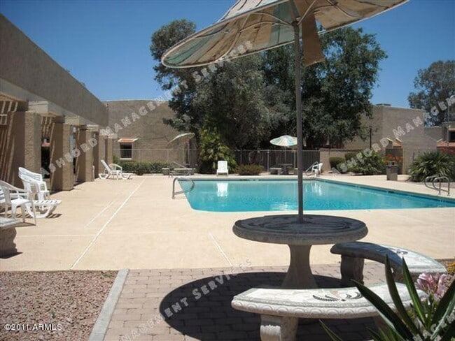 Building Photo - 2 STORY TOWNHOME WITH ATTACHED GARAGE WATER INCL