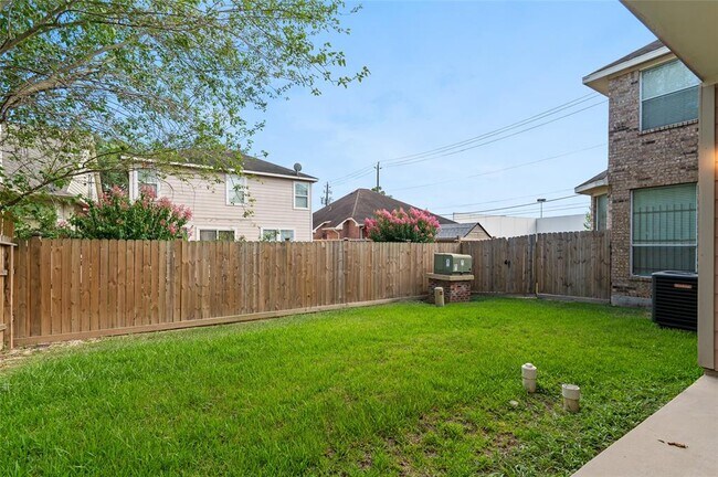 Building Photo - 4444 Victory Dr