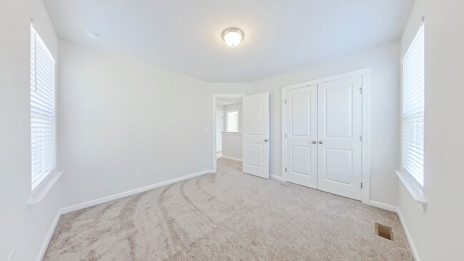 Building Photo - Like New Townhome