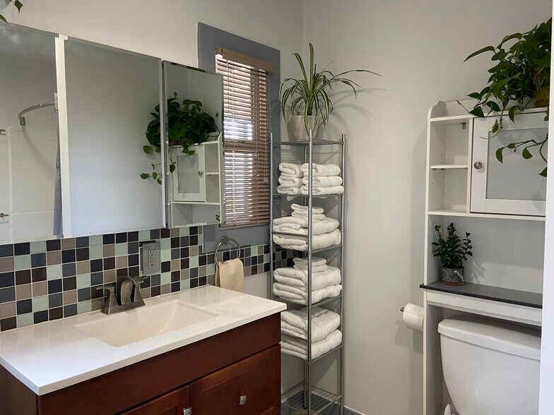 Building Photo - 1043 Sanborn Ave