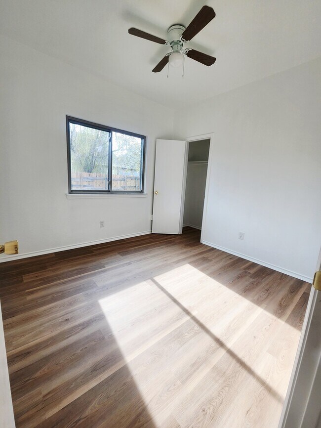 Building Photo - 3/2/2 Fresh Remodel