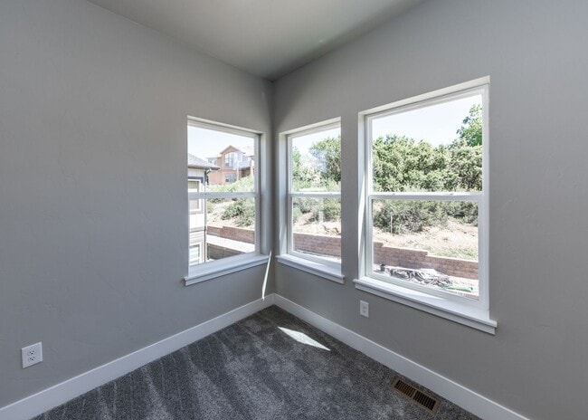 Building Photo - 5389 Sky Top Ln