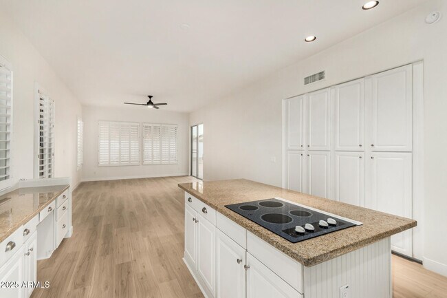 Building Photo - 925 W San Marcos Dr