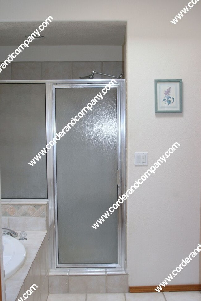 Building Photo - Beautiful 4 Bedroom, 2 Bathroom, 2 Car Gar...